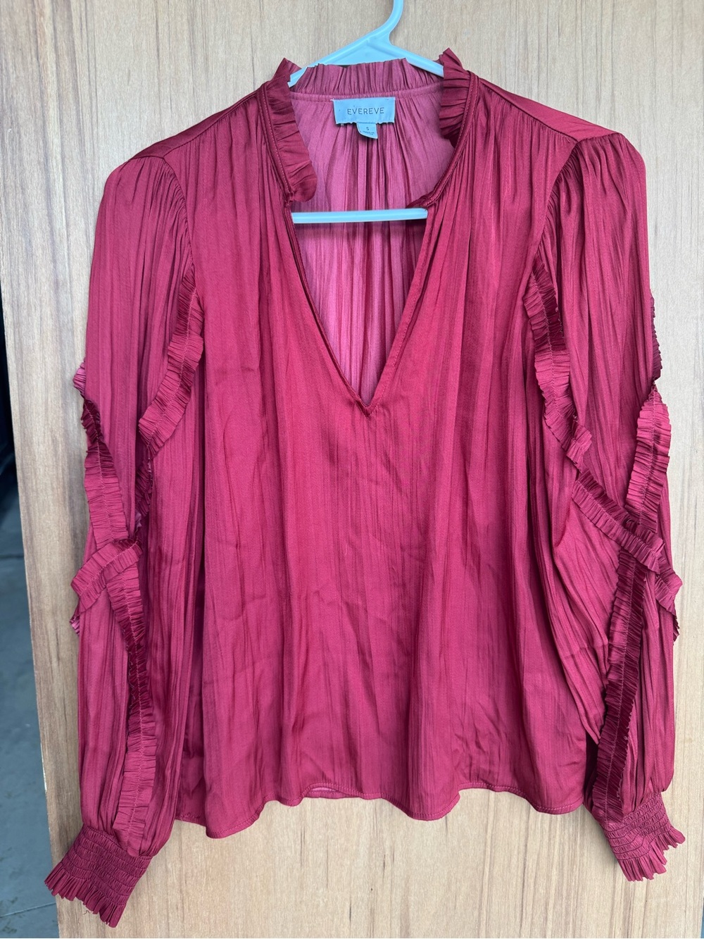 Evereve Ruffle Blouse Womens Small Burgundy Red Long Sleeve V Neck Pleated Top
